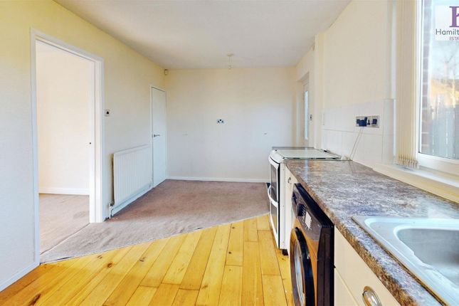 27, Eaglesfield Drive, Bradford photo 4