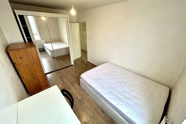 R3, Flat 25, Old Church Road, London photo 2