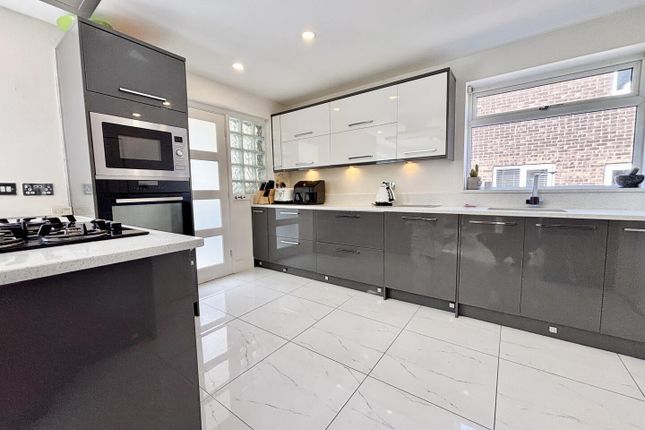 16, Athlone Rise, Leeds photo 3