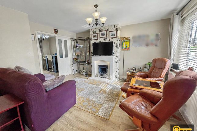 13, Freesland Rise, Nuneaton photo 2