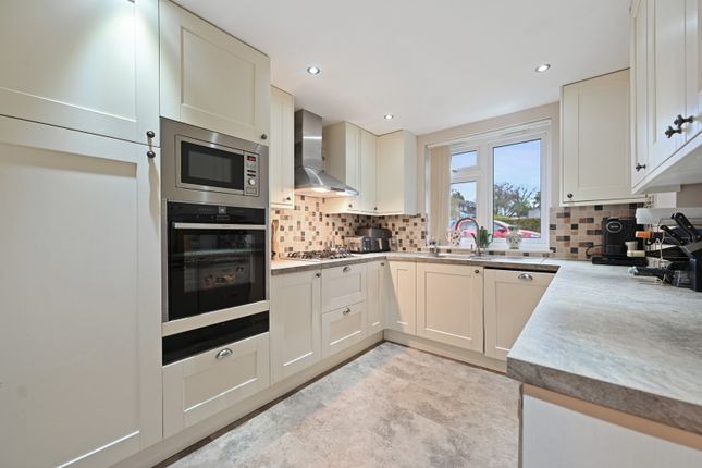 11 Twickenham Gardens, Harrow photo 2