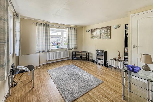 8 Red Leaf Close, Orchards Residential Park, Wexham photo 2