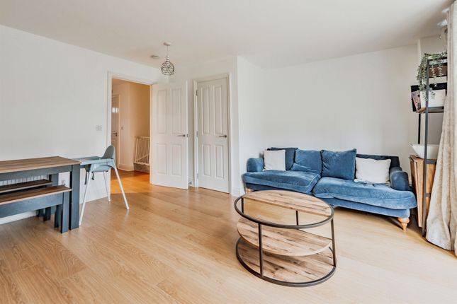 5, Lindsay Close, Redhill photo 4