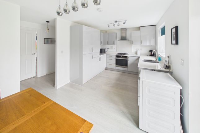 8 Grayling Crescent, Curbridge, Southampton photo 4