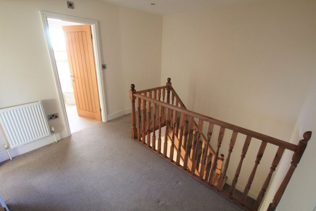 Town house to rent in Brook Crescent, Wakefield