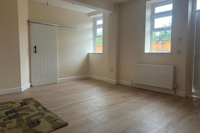 27, Ring Road, Leeds photo 2