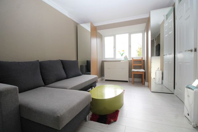 Mitre House Blandford Close Romford Rm7 1 Bedroom Flat To