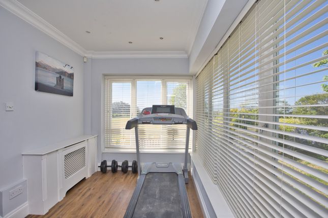 Flat 2,, 17, Clifton Crescent, Kent photo 4