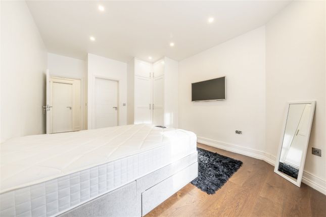 Flat for sale in Grove End Road, St John's Wood, London