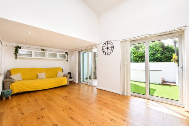 33, Eastcombe Avenue, London photo 2