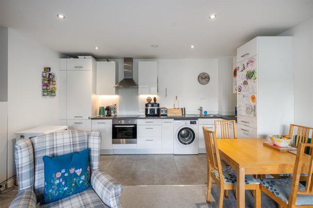 Flat 10, Russell Square,, Russells Crescent, Horley photo 5