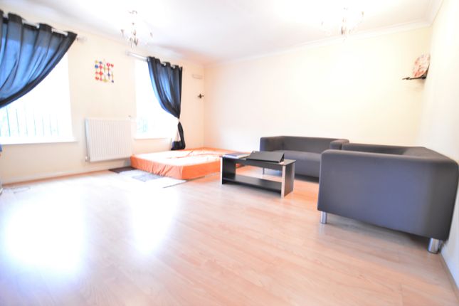 Thumbnail Town house to rent in Hurworth Avenue, Slough