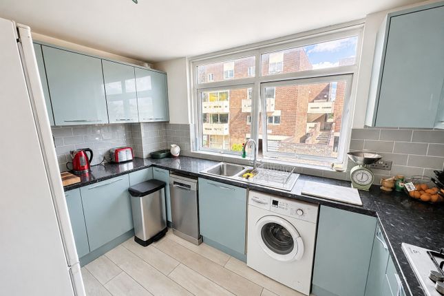 10 South View Court, Woking photo 3