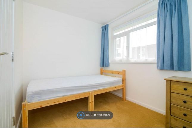Flat, Churchdown Wessex Close, Kingston Upon Thames photo 2