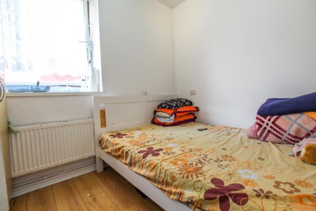 Flat 5, Berry House, Headlam Street, London photo 4