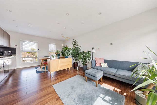 Thumbnail Flat for sale in Snakes Lane, Woodford Green