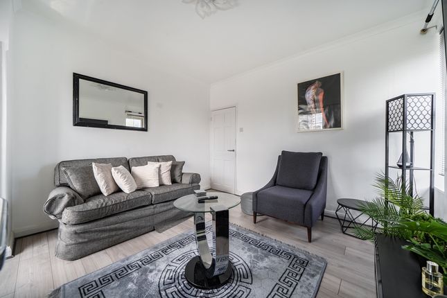Flat 25, Wicksteed House, County Street, London photo 4