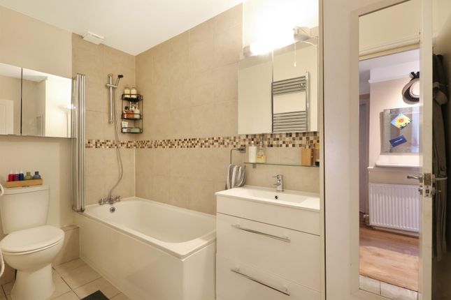 Flat 4, 240, Stanstead Road, London photo 4