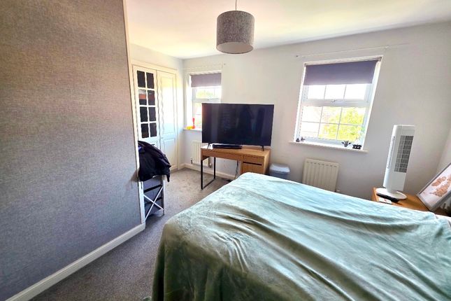 Room 4, 18 Shepherd Drive, Colchester photo 3