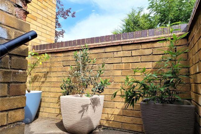 16, Badgers Close, Greater London photo 2