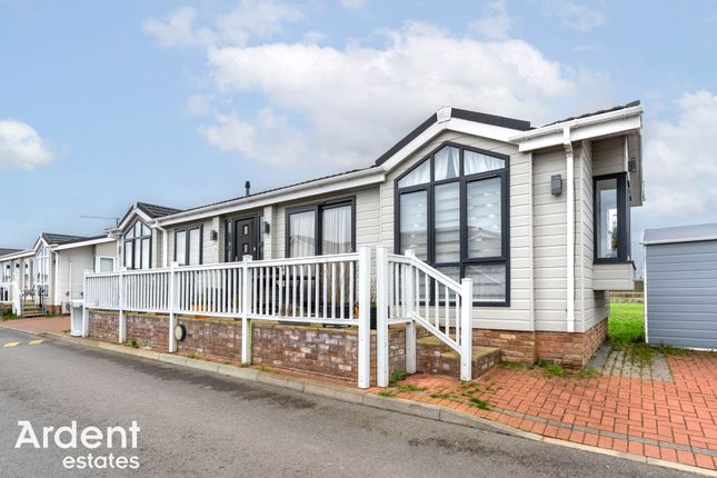2-bed caravan on 202 Hayes Chase, Wickford, £180,000
