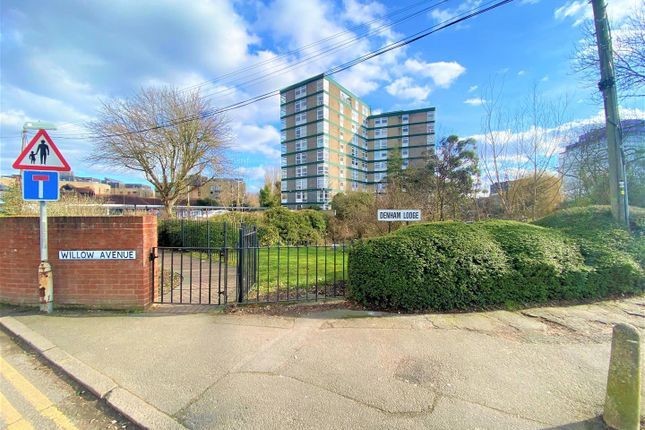Thumbnail Flat for sale in Denham Lodge, Oxford Avenue, Uxbridge, Middlesex