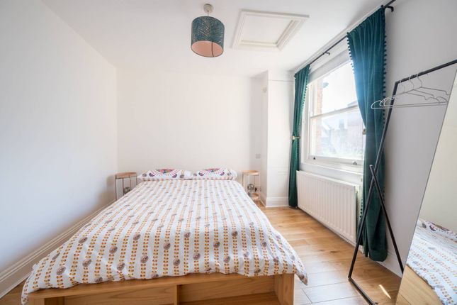 Flat to rent in Commercial Street, Aldgate, London