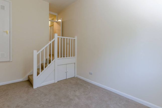 Thumbnail Flat to rent in Farnham Road, Guildford