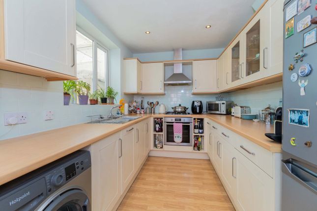 18, Stanley Green East, Langley photo 4