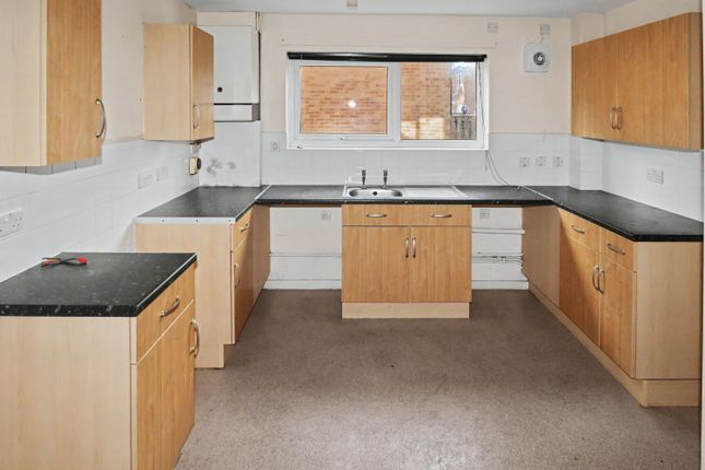 32 Shelley Grove, Bradford photo 4