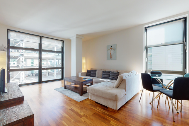 Thumbnail Flat to rent in Discovery Dock Apartments West, London