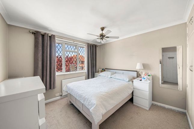 12, Rayners Crescent, Northolt photo 4
