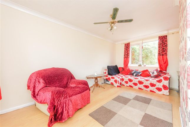 Brabourne Avenue Twydall, Gillingham photo 4