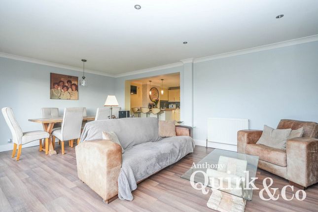 29, Linden Way, Canvey Island photo 3