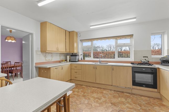 7, Lowlands Crescent, Great Kingshill photo 4