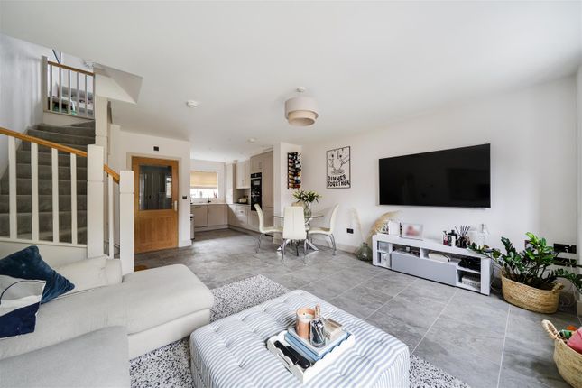 16, Hinman Copse, Bracknell photo 3