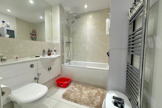 Flat for sale in Featherstone Road, Southall, Greater London