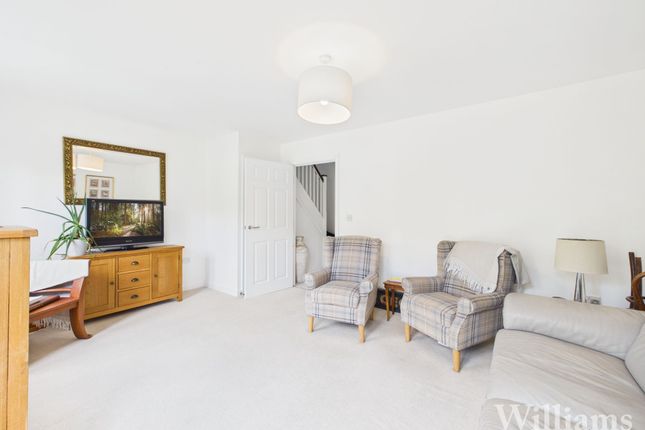 30 Hammond Street, Aylesbury photo 3