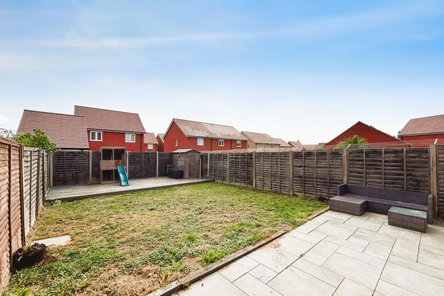 8, Lee Close, Halstead photo 2