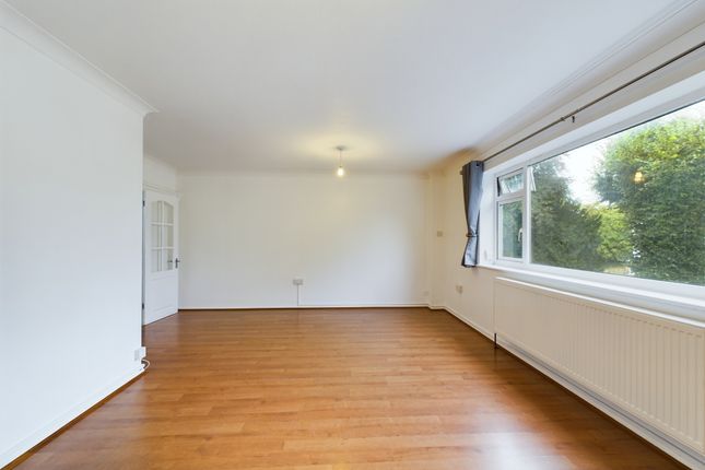 Warren Court, Ealing photo 3