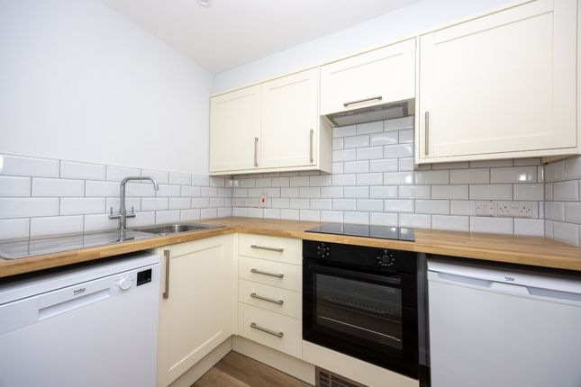 15, Lawrence Close, Guildford photo 2