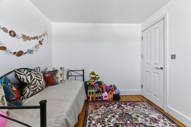 Flat 3, 194, Merton Road, London photo 4
