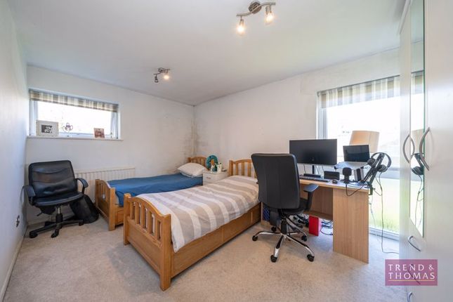 Flat for sale in The Spinney, Watford