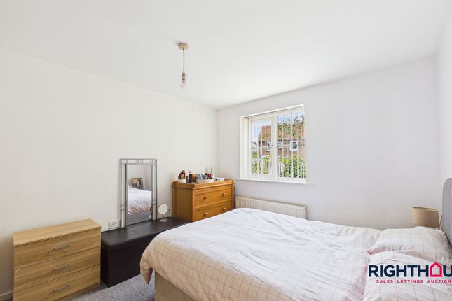Flat 2, 38 Chartwell Drive, Bradford photo 3