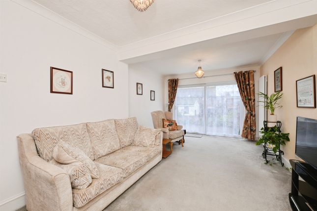 39, Bassett Gardens, Epping photo 4