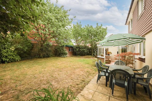 1, Porchester Close, Horsham photo 3