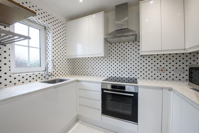 2-bed house on 38 Woodmere Court, 7, Avenue Road, London, £200,000