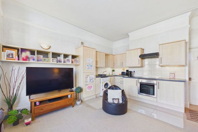 Flat 2, 24 Crescent Avenue, Whitby photo 3