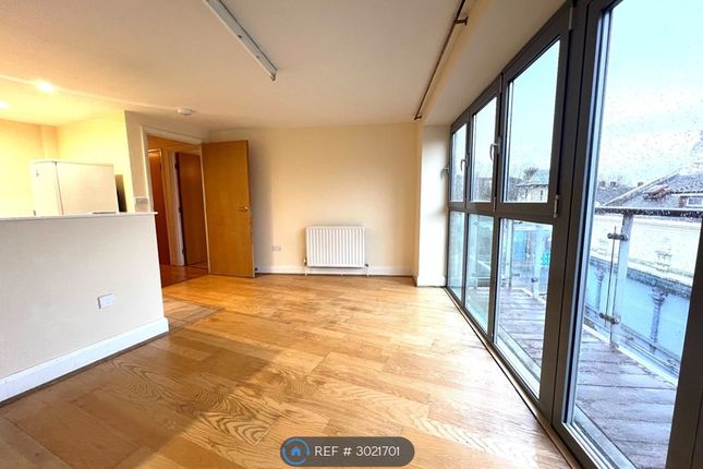Flat    Lee High Road, London photo 2