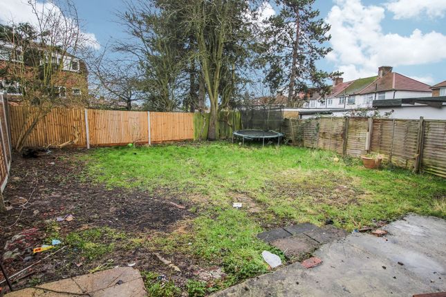 6 Court Close, Harrow photo 4